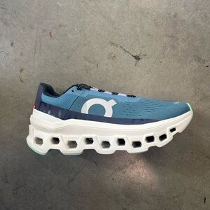 Women’s On Cloudmonster-Dust/Vapor